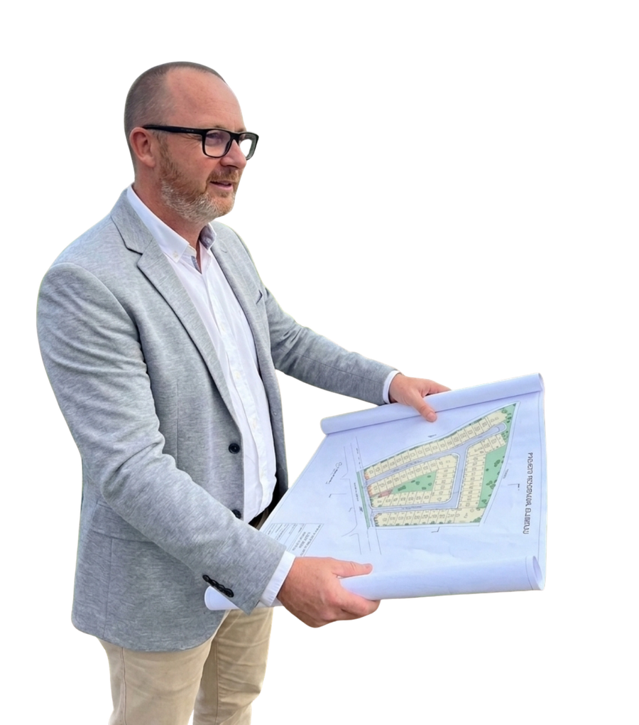 Dalton Butke, consultor imobiliário, segurando planta de condomínio fechado